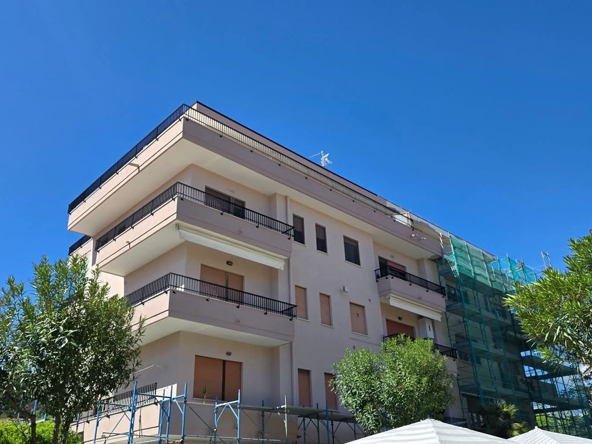 Cancello con pensilina su misura