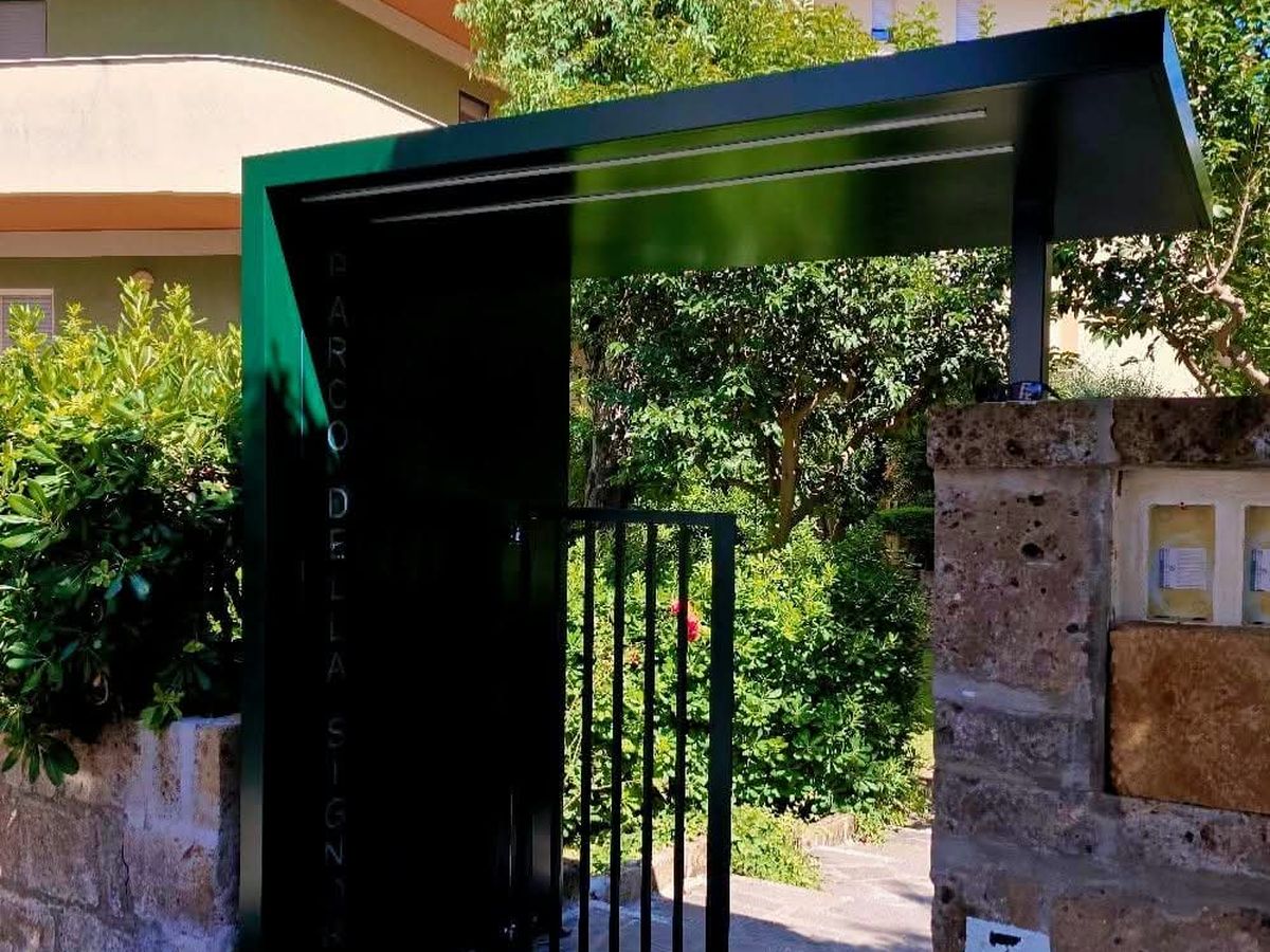 Recinzione in vetro e acciaio